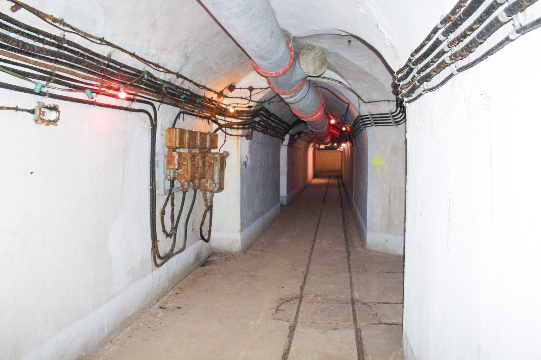 Ligne Maginot - CASTILLON (CN) - EO8 - (Ouvrage d'artillerie) - Galerie principale menant du bloc 1 (entrée) aux monte-charges - Stuart ANDRE