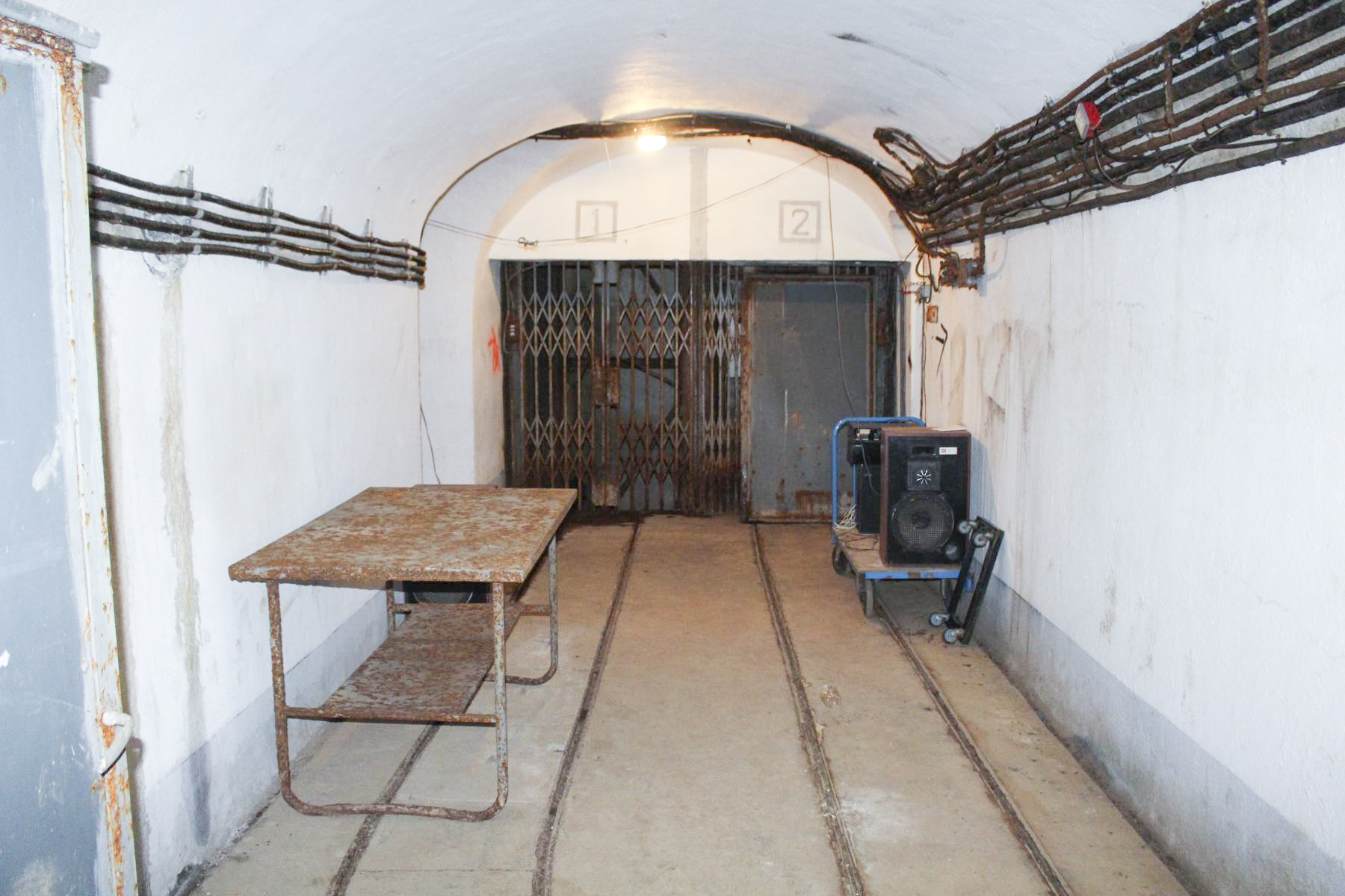 Ligne Maginot - CASTILLON (CN) - EO8 - (Ouvrage d'artillerie) - Les 2 monte-charges de la partie inférieure, à gauche une des tables du PC qui attend sa remise en place  - Stuart ANDRE