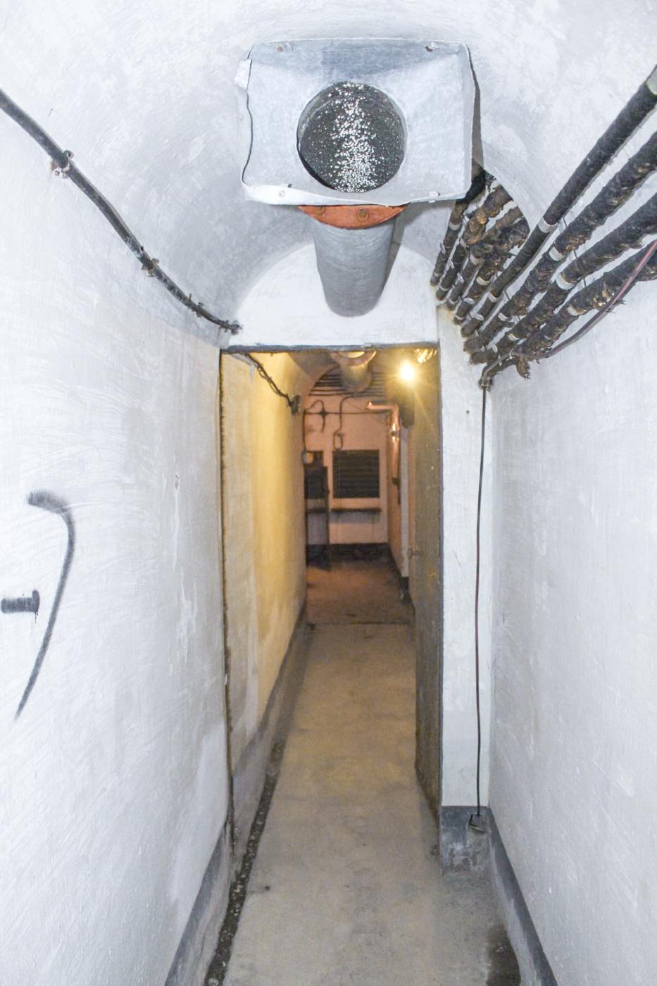 Ligne Maginot - CASTILLON (CN) - EO8 - (Ouvrage d'artillerie) - Une fois à l'étage intermédiaire, galerie d'accès au PC  - Stuart ANDRE