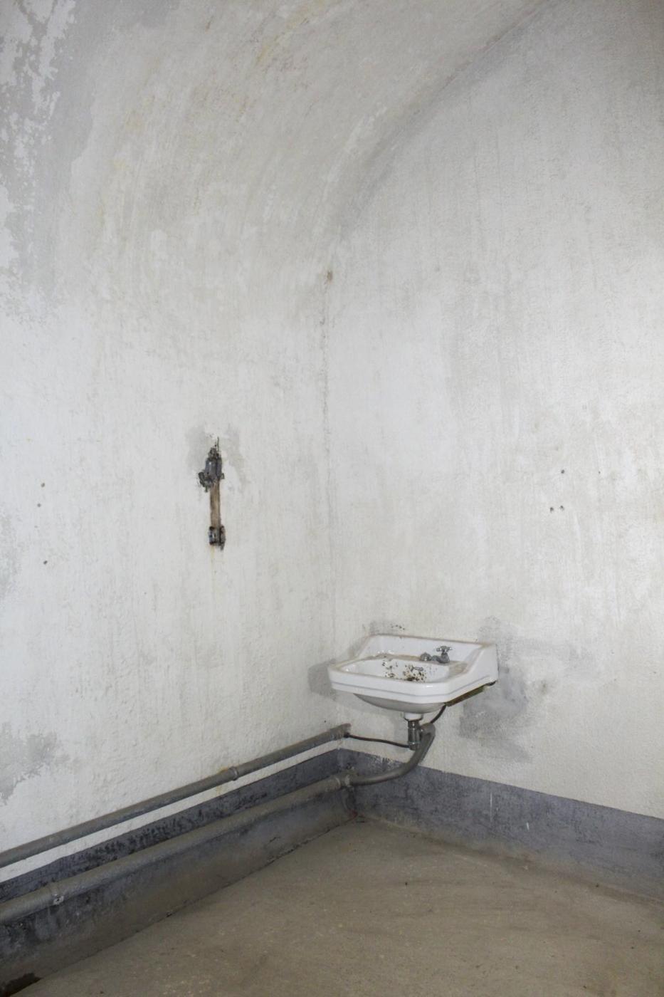 Ligne Maginot - CASTILLON (CN) - EO8 - (Ouvrage d'artillerie) - Chambrée pour officiers et sous-officiers, lavabo non d'origine    - Stuart ANDRE