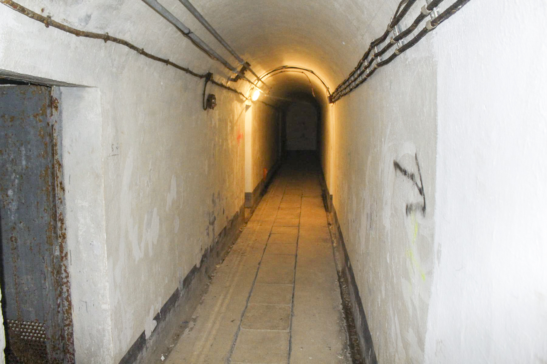 Ligne Maginot - CASTILLON (CN) - EO8 - (Ouvrage d'artillerie) - La galerie qui sépare les chambrées d'officier (à gauche) de l'infirmerie (à droite)  - Stuart ANDRE