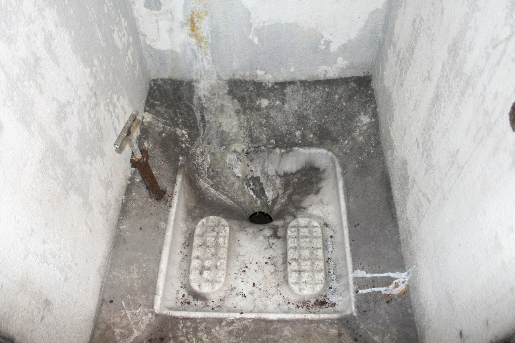 Ligne Maginot - CASTILLON (CN) - EO8 - (Ouvrage d'artillerie) - Les latrines  - Stuart ANDRE