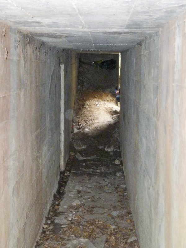 Ligne Maginot - HOMBOURG-BUDANGE - (Central téléphonique isolé) - Couloir  avec à gauche l'alvéole en tôle métro et à droite le puits d'issue de secours