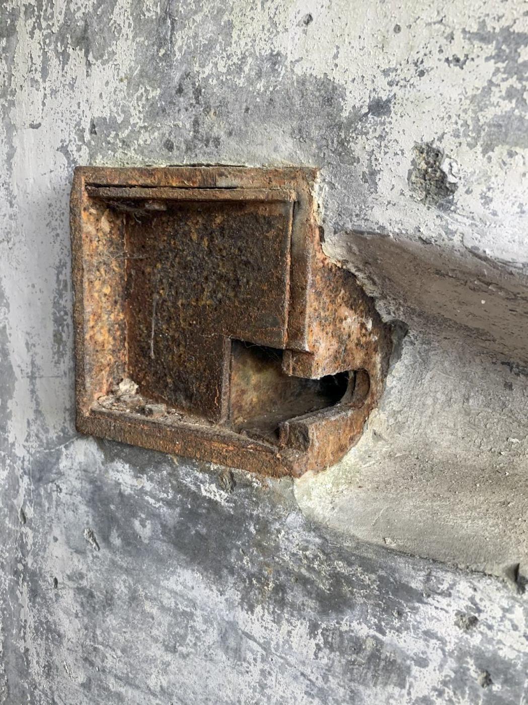 Ligne Maginot - KNOERINGUE EST - (Blockhaus pour arme infanterie) - Ancrage de porte - Mokry laurent