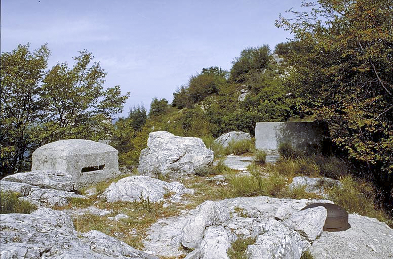 Ligne Maginot - PIERRE POINTUE - (Ouvrage d'infanterie) - Dessus de l'ouvrage. Au premier plan, la cloche observatoire Saint-Jacques (bloc3). A l'arrière-plan, la crête frontière, le Roc d'Ormea et la mer