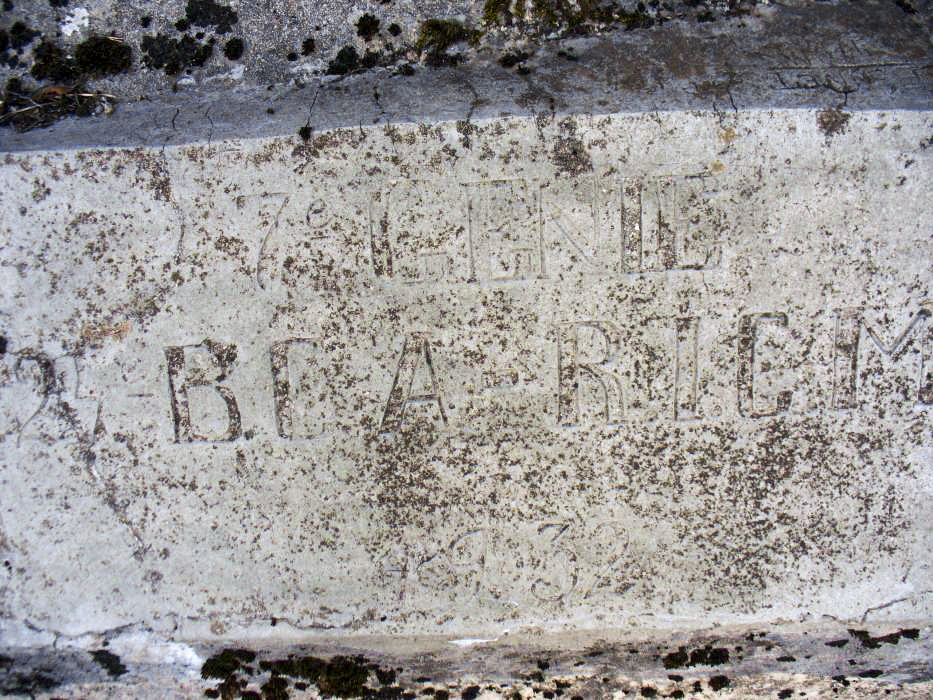 Ligne Maginot - PIERRE POINTUE (Ouvrage d'infanterie) - Plaque de construction au dessus de la porte du bloc 1
7° Génie , 24 Bataillon de Chasseurs Alpins , Régiment Infanterie Coloniale du Maroc
