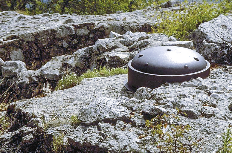 Ligne Maginot - PIERRE POINTUE - (Ouvrage d'infanterie) - Dessus du bloc 3, détail sur la cloche Saint Jacques