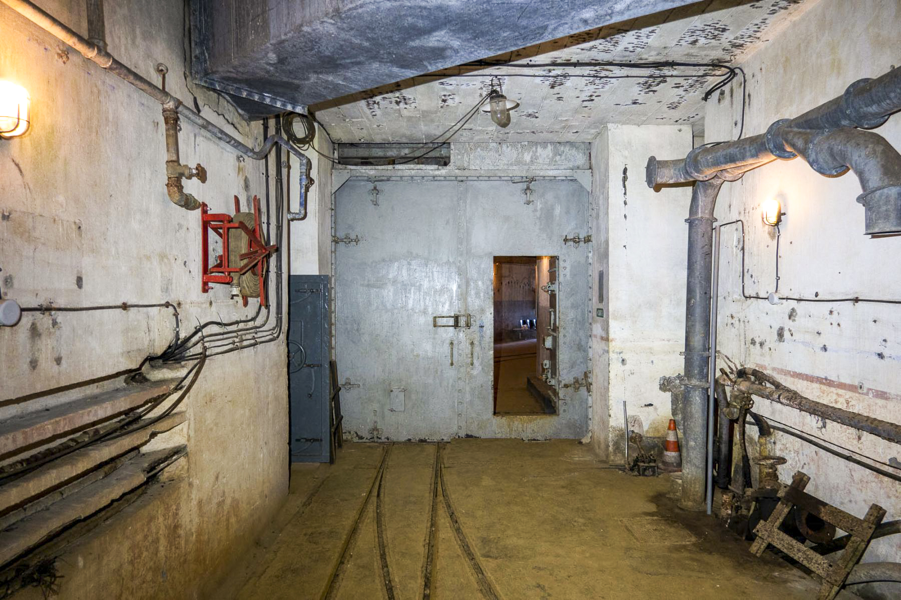 Ligne Maginot - MICHELSBERG - A22 - (Ouvrage d'artillerie) - Entrée mixte
Porte blindée vue de l'intérieur - Michel Teiten