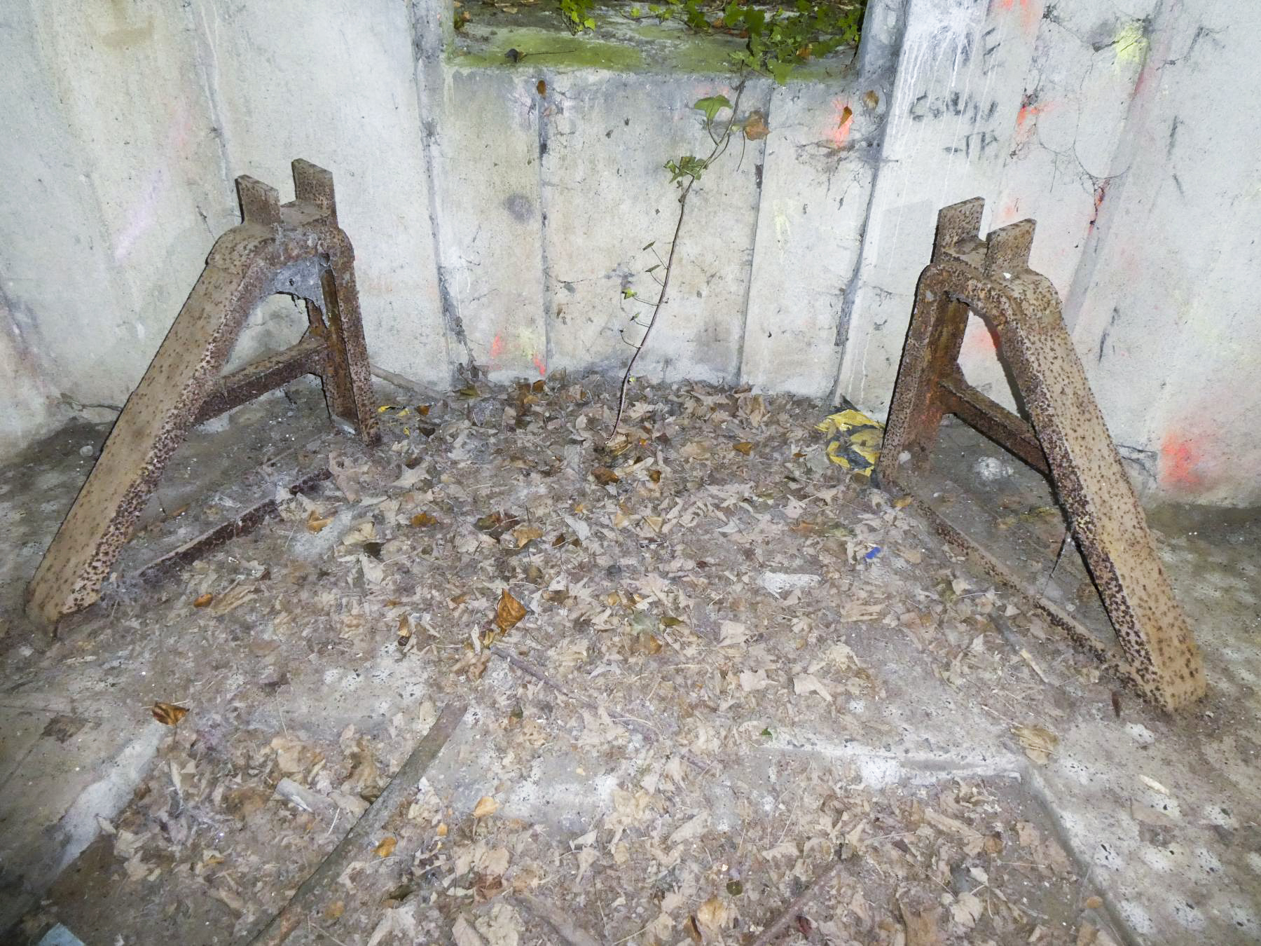 Ligne Maginot - A20 - FORT DE MAULDE EST - (Casemate d'artillerie) - Support d'essieu ancré pour 75 
Version modifiée 97/33