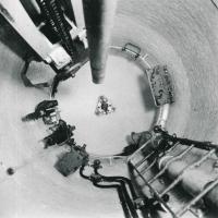 Ligne Maginot - FERME CHAPPY - A1 - (Ouvrage d'infanterie) - La cloche GFM vu du bas, le plancher mobile étant baissé
On y retrouve l'armement (support de FM, mortier de 50 et munitions), un téléphone TM32 avec son casque et une baladeuse électrique.
L'episcope est en place dans le créneau