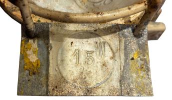 Ligne Maginot - L'éclairage dans la fortification Maginot (éclairage) - Hublot d'éclairage standard utilisé dans les ouvrages de la ligne Maginot 
Étiquette concernant la puissance de l'ampoule à utiliser.
Noter la couleur blanche indiquant la phase sur laquelle la lampe est raccordée