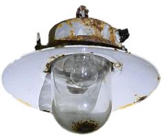 Ligne Maginot - L'éclairage dans la fortification Maginot (éclairage) - Lampe suspendue renforcée.
Sur la photo manque la grille de protection du hublot en verre propre à ce type de lampe