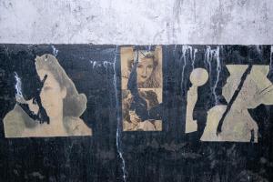 Ligne Maginot - LEGERET - (Abri) - Décoration par l'équipage
Coupures de journaux d'époque, collées aux murs.