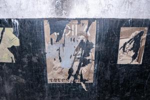 Ligne Maginot - LEGERET - (Abri) - Décoration par l'équipage
Coupures de journaux d'époque, collées aux murs.