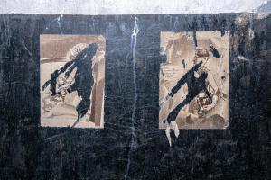 Ligne Maginot - LEGERET - (Abri) - Décoration par l'équipage
Coupures de journaux d'époque, collées aux murs.