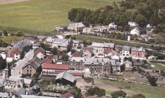 Ligne Maginot - 305 - GLAIRE EST - (Blockhaus pour arme infanterie) - Carte postale agrandie de Glaire montrant l'église, le pont sur le canal et le bloc 305 à droite de l'image.