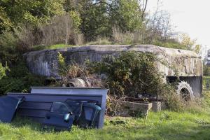 Ligne Maginot - BB36 - (Blockhaus pour canon) - Façade avec le flanquement principal à gauche, et flanquement secondaire et entrée à droite