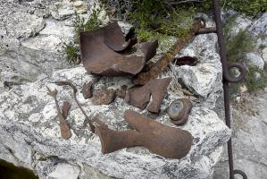 Ligne Maginot - BAISSE DE SCUVION - (Ouvrage d'infanterie) - Vestiges près de la cuisine : éclats d'obus, couverts ...