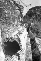Ligne Maginot - Baisse de Scuvion 7 - La tranchée menant sur les dessus de l'ouvrage est nettement visible sur la droite de la photo