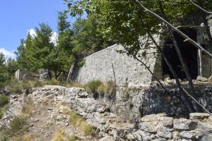 Ligne Maginot - Baisse de Scuvion 7 - A gauche citernes d'eau, à droite abri, au premier plan tranchée maçonnée
