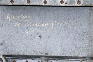 Ligne Maginot - BERENBACH - A26 - (Ouvrage d'infanterie) - Bloc 2
Le volant a disparu. Mais la note de mise en garde est encore visible, non sans humour
