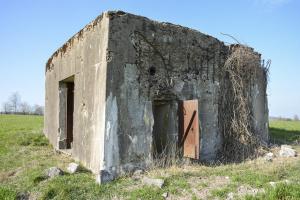 Ligne Maginot - VEILLERBERG - (Blockhaus pour canon) - L'accès pour les hommes du coté droit du blockhaus, et l'accès pour la pièce antichar sur l'arrière