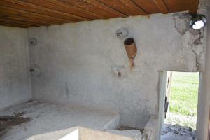 Ligne Maginot - VEILLERBERG - (Blockhaus pour canon) - L'intérieur du blockhaus cote entrée personnel.
De gauche à droite :
crochets pour les hamacs de la troupe (les memes sont présents sur le mur opposé), goulotte à grenade à gauche de la porte,  
prise d'air au dessus de la porte.
En partie basse, réservation pour l'une des bêches du canon de 25