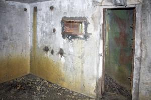 Ligne Maginot - BB2 - (Blockhaus pour canon) - Vue intérieure.
On voit encore des traces de camouflage dans l'entrée