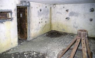 Ligne Maginot - BB2 - (Blockhaus pour canon) - Support du canon encore en place