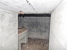 Ligne Maginot - MUEHLENBACH 5 - (Blockhaus pour arme infanterie) - On distingue la table de tir pour mitrailleuse par l'entrée.