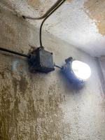 Ligne Maginot - BOIS DE KANFEN OUEST - C42 - (Casemate d'infanterie - Simple) - Étage inférieur : Remise en état du système d'éclairage du couloir.