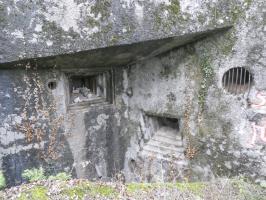 Ligne Maginot - CASTILLON (CN) - EO8 - (Ouvrage d'artillerie) - Bloc 5
Créneau mitrailleuse et créneau FM plongeant vers le fossé diamant.