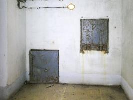 Ligne Maginot - CASTILLON (CN) - EO8 - (Ouvrage d'artillerie) - Vu depuis la galerie
Le passe-plats et l'accès poubelle