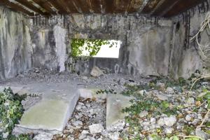 Ligne Maginot - RICHTOLSHEIM 2 - (Blockhaus pour canon) - Vue intérieure.
Plate-forme et créneau pour le canon anti-char 