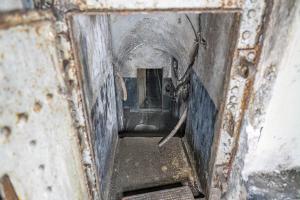 Ligne Maginot - SCHIESSECK - (Ouvrage d'artillerie) - Galerie de l'égout
Tout proche du blockhaus de défense de la galerie EH débouche la galerie de l'égout avec son dépôt mortuaire.