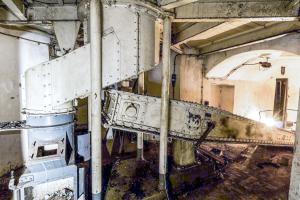 Ligne Maginot - WELSCHHOF - (Ouvrage d'infanterie) - Bloc 2
Le système de récupération des douilles et le balancier de la tourelle à l'étage inférieur