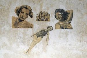 Ligne Maginot - WELSCHHOF - (Ouvrage d'infanterie) - 'Décoration' par l'équipage
Coupures de journaux d'époque, collées aux murs.