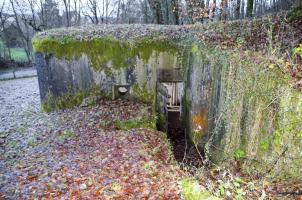 Ligne Maginot - OLTINGUE NORD 1 - (Blockhaus pour arme infanterie) - L’accès à la porte se fait par l'un des deux escaliers, l'un dans le prolongement de la porte l'autre à gauche devant le créneau de tir FM