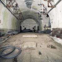 Ligne Maginot - MONT AGEL - (Ouvrage d'artillerie) - Bloc 3
Le hall d'entrée du téléphérique dans le bloc 3, vu vers le fond avec deux créneaux de défense dans le mur de fond et portes latérales.