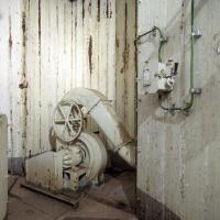 Ligne Maginot - MONT AGEL - (Ouvrage d'artillerie) - Vue intérieure du niveau 1 du bloc 5 au pied de la tourelle à éclipse, ventilateur.