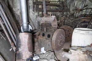 Ligne Maginot - LEMBACH - (Ouvrage d'infanterie) - Bloc 2
Les moteurs de l'ouvrage (2 Baudouin DB2) dans un petit chambre au pied des escaliers du bloc.