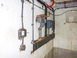 Ligne Maginot - FOUR A CHAUX - FAC - (Ouvrage d'artillerie) - Bloc 4
Local exploitation des données à l'étage supérieure
Boitiers électriques