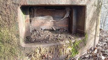 Ligne Maginot - FROHMUHL (PC DU QUARTIER KAPELLENHOF - II/153° RIF) - (Abri) - Un créneau de la cloche Guetteur Fusil Mitrailleur du coffre d'entrée Ouest .Un volet rabattable temps de paix y est encore présent. 