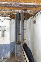 Ligne Maginot - HOCHWALD C3 - (Casemate d'infanterie - Double) - Sur le mur à gauche du puits de la cloche GFM, la trace du support destiné à recevoir les batteries du dispositif d'éclairage du périscope J2