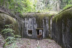 Ligne Maginot - HOCHWALD HAUT AVANT - BLOC 20 - O7 - (Observatoire d'artillerie) - L'entrée est protégée de chaque coté par des solides orillons bétonnés