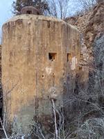 Ligne Maginot - MONT AGEL - (Ouvrage d'artillerie) - Bloc 4
Vu de devant le bloc 2 (pris au dessus du grillage moderne)
Le créneau de droite est orienté vers l'entrée du bloc 3, celui de gauche vers les blocs 2 et 1