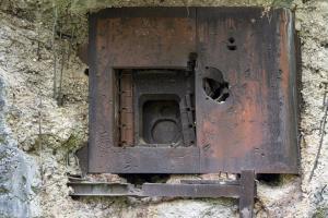 Ligne Maginot - SIMSERHOF - (Ouvrage d'artillerie) - Bloc 5
Cuirassement de l'un des trois créneaux de 75 mle 32