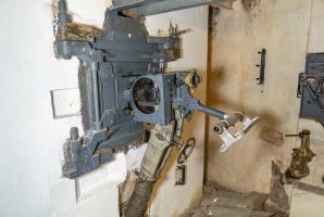 Ligne Maginot - BOIS KARRE - A12 - (Ouvrage d'infanterie) - Chambre de tir Est
Trémie pour jumelage de mitrailleuses Reibel MAC 31 interchangeable avec un canon antichar de 47mm monté sur bi-rail