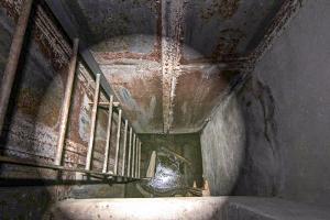 Ligne Maginot - GRANGES COMMUNES - (Ouvrage d'infanterie) - Bloc 2
L'issue de secours est située au niveau du fossé et le bloc étant dépourvu de niveau inférieur, un puits donne accès à cette dernière  depuis le niveau supérieur du bloc.