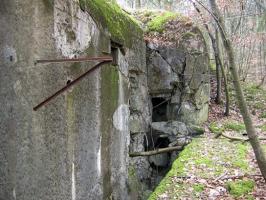 Ligne Maginot - DRACHENBRONN Nord Ouest ( Casemate d'infanterie ) - La façade arrière portant les stigmates de l'explosion. Sur la façade, le support du projecteur provisoire